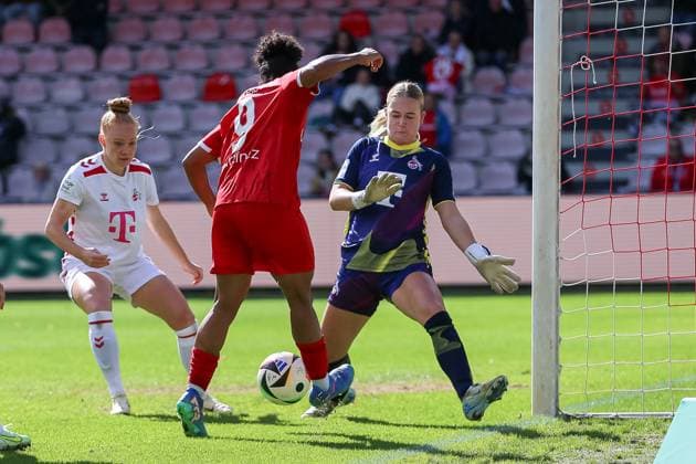 Shekiera Martinez (SC Freiburg) und Torfrau Josefine Osigus (1. FC Koeln) im Zweikampf waehrend des Spiels der 1. Frauen Bundesliga zwischen 1.FC Köln und SC Freiburg, Franz-Kremer-Stadion am 28. September 2024 in Köln, Deutschland. (Foto von Oliver Kaelke DeFodi Images) +++ Shekiera Martinez (SC Freiburg) und Torfrau Josefine Osigus (1. FC Koeln) battle for the ball during the Woman Bundesliga match between 1.FC Köln and SC Freiburg at Franz-Kremer-Stadion on September 28, 2024 in Köln, Germany. (Photo by Oliver Kaelke DeFodi Images) DFL regulations prohibit any use of photographs as image sequences and or quasi-video. Defodi-003_678_2024_09_28_OK_KOESCF_1467