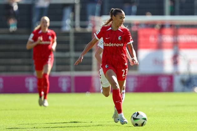 Miray Cin (SC Freiburg) in Aktion, am Ball, Einzelaktion waehrend des Spiels der 1. Frauen Bundesliga zwischen 1.FC Köln und SC Freiburg, Franz-Kremer-Stadion am 28. September 2024 in Köln, Deutschland. (Foto von Oliver Kaelke DeFodi Images) +++ Miray Cin (SC Freiburg) controls the ball during the Woman Bundesliga match between 1.FC Köln and SC Freiburg at Franz-Kremer-Stadion on September 28, 2024 in Köln, Germany. (Photo by Oliver Kaelke DeFodi Images) DFL regulations prohibit any use of photographs as image sequences and or quasi-video. Defodi-003_678_2024_09_28_OK_KOESCF_1502
