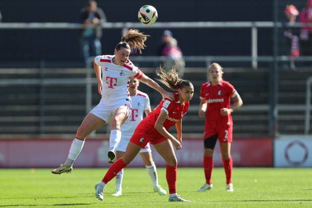 Adriana Achcinska (1. FC Koeln) und Miray Cin (SC Freiburg) im Zweikampf waehrend des Spiels der 1. Frauen Bundesliga zwischen 1.FC Köln und SC Freiburg, Franz-Kremer-Stadion am 28. September 2024 in Köln, Deutschland. (Foto von Oliver Kaelke DeFodi Images) +++ Adriana Achcinska (1. FC Koeln) und Miray Cin (SC Freiburg) battle for the ball during the Woman Bundesliga match between 1.FC Köln and SC Freiburg at Franz-Kremer-Stadion on September 28, 2024 in Köln, Germany. (Photo by Oliver Kaelke DeFodi Images) DFL regulations prohibit any use of photographs as image sequences and or quasi-video. Defodi-003_678_2024_09_28_OK_KOESCF_1476
