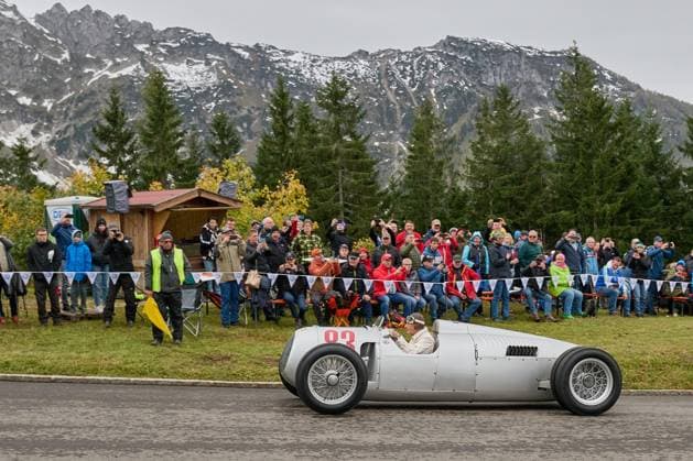 Bilder des Jahres 2024, Sport 09 September Sport Themen der Woche KW39 Sport Bilder des Tages Berchtesgaden, Deutschland 27.- 29. September 2024: Internationaler Edelweiss-Bergpreis Rossfeld Berchtesgaden - 2024 Im Bild: Hans-Joachim Stuck mit Auto Union Typ C, Baujahr 1936, 16 Zylinder, 6005 ccm, 520 PS, das Auto, das früher sein Vater fuhr Rossfeld Bayern *** Berchtesgaden, Germany September 27 29, 2024 International Edelweiss Mountain Prize Rossfeld Berchtesgaden 2024 In the picture Hans Joachim Stuck with Auto Union Type C, year of construction 1936, 16 cylinders, 6005 ccm, 520 hp, the car that his father used to drive Rossfeld Bavaria Copyright: xFotostandx xWassmuthx