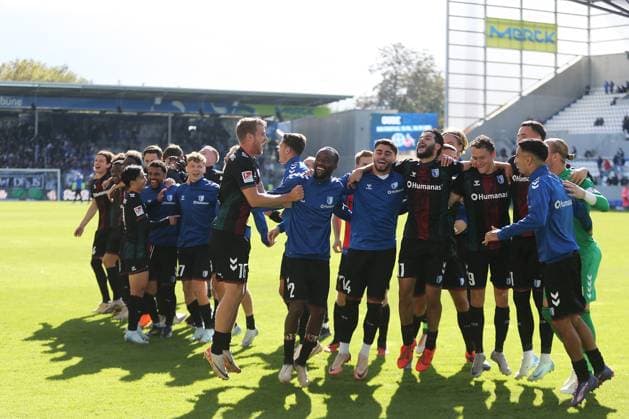 28.09.2024, xtvx, Fussball 2.Bundesliga, SV Darmstadt 98 - 1.FC Magdeburg emspor, v.l. Mannschaft Magdeburg nach dem Spiel, after the match bedankt sich bei den Fans, applauds the fans (DFL DFB REGULATIONS PROHIBIT ANY USE OF PHOTOGRAPHS as IMAGE SEQUENCES and or QUASI-VIDEO) Darmstadt
