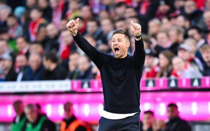 Sport Themen der Woche KW39 Trainer Xabi Alonso (Bayer 04 Leverkusen) gestikuliert, Bundesliga, FC Bayern München v Bayer 04 Leverkusen, Allianz Arena am 28. September 2024 in München, Deutschland. (Foto von Silas Schueller DeFodi Images) Trainer Xabi Alonso (Bayer 04 Leverkusen) gestures, Bundesliga, FC Bayern München v Bayer 04 Leverkusen, Allianz Arena on September 28, 2024 in Munich, Germany. (Photo by Silas Schueller DeFodi Images) DFL regulations prohibit any use of photographs as image sequences and or quasi-video. Defodi-738_738_FCBLEV_20240928_144 *** Coach Xabi Alonso Bayer 04 Leverkusen gestures, Bundesliga, FC Bayern München v Bayer 04 Leverkusen, Allianz Arena on September 28, 2024 in Munich, Germany Photo by Silas Schueller DeFodi Images Coach Xabi Alonso Bayer 04 Leverkusen gestures, Bundesliga, FC Bayern München v Bayer 04 Leverkusen, Allianz Arena on September 28, 2024 in Munich, Germany Photo by Silas Schueller DeFodi Images DFL regulations prohibit any use of photographs as image sequences and or quasi video Defodi 738 738 FCBLEV 20240928 144 Defodi-738 DFL regulations prohibit any use of photographs as image sequences and or quasi-video.