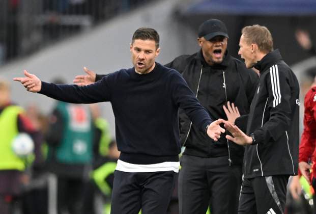 Trainer Coach Vincent Kompany FC Bayern Muenchen FCB am Spielfeldrand Gestik Geste sauer Trainer Coach Xabi Alonso Bayer 04 Leverkusen Vierter Offizieller Schiedsrichter Referee Schiedsrichter Referee Martin Petersen FC Bayern Muenchen FCB vs Bayer 04 Leverkusen B04 28.09.2024 DFL REGULATIONS PROHIBIT ANY USE OF PHOTOGRAPHS AS IMAGE SEQUENCES AND OR QUASI-VIDEO FC Bayern Muenchen FCB vs Bayer 04 Leverkusen B04 *** Coach Coach Vincent Kompany FC Bayern Muenchen FCB on the sidelines Gesture Gesture Angry Coach Coach Xabi Alonso Bayer 04 Leverkusen Fourth official Referee Referee Referee Referee Martin Petersen FC Bayern Muenchen FCB vs Bayer 04 Leverkusen B04 28 09 2024 DFL REGULATIONS PROHIBIT ANY USE OF PHOTOGRAPHS AS IMAGE SEQUENCES AND OR QUASI VIDEO FC Bayern Muenchen FCB vs Bayer 04 Leverkusen B04