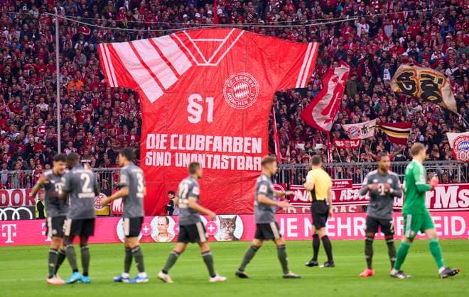 Bilder des Jahres 2024, Sport 09 September Sport Themen der Woche KW39 FCB fans demonstrate against the jersey colors in the match FC BAYERN MUENCHEN - BAYER 04 LEVERKUSEN on Sep 28, 2024 in Munich, Germany. Season 2024 2025, 1.Bundesliga, FCB,, München, matchday 5, 5.Spieltag