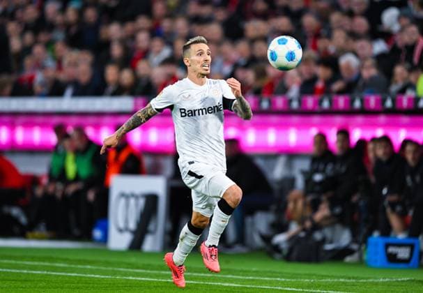 Alejandro Grimaldo (Bayer 04 Leverkusen) in Aktion, Bundesliga, FC Bayern München v Bayer 04 Leverkusen, Allianz Arena am 28. September 2024 in München, Deutschland. (Foto von Silas Schueller DeFodi Images) Alejandro Grimaldo (Bayer 04 Leverkusen) controls the ball, Bundesliga, FC Bayern München v Bayer 04 Leverkusen, Allianz Arena on September 28, 2024 in Munich, Germany. (Photo by Silas Schueller DeFodi Images) DFL regulations prohibit any use of photographs as image sequences and or quasi-video. Defodi-738_738_FCBLEV_20240928_206