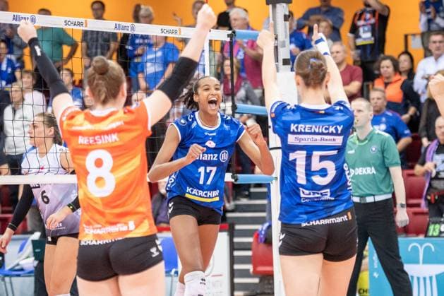 Alexis Hart (Allianz MTV Stuttgart, 17) - Jubel mit Team ueber gewonnenen ersten Satz GER, Allianz MTV Stuttgart vs. Schwarz-Weiss Erfurt, Volleyball Bundesliga, VBL, Spielzeit 2024 2025, 28.09.2024 GER, Allianz MTV Stuttgart vs. Schwarz-Weiss Erfurt, Volleyball Bundesliga, VBL, Spielzeit 2024 2025, 28.09.2024 Stuttgart Copyright: xSandyxDinkelackerx EP_SDR