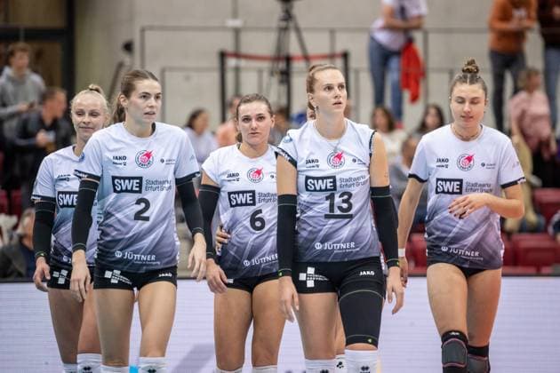 vl: Antonia Greskamp (Schwarz-Weiss Erfurt, 09), Elizabeth Sandbothe (Schwarz-Weiss Erfurt, 02), Kira Thomsen (Schwarz-Weiss Erfurt, 06), Lara Darowski (Schwarz-Weiss Erfurt, 13), Sina Siebert (Schwarz-Weiss Erfurt, 07) - sichtlich enttaeuschte Erfurterinnen GER, Allianz MTV Stuttgart vs. Schwarz-Weiss Erfurt, Volleyball Bundesliga, VBL, Spielzeit 2024 2025, 28.09.2024 GER, Allianz MTV Stuttgart vs. Schwarz-Weiss Erfurt, Volleyball Bundesliga, VBL, Spielzeit 2024 2025, 28.09.2024 Stuttgart Copyright: xSandyxDinkelackerx EP_SDR