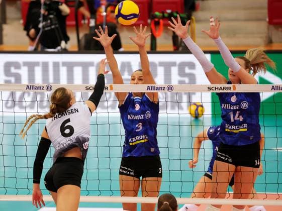 BAU 28.09.2024 Stuttgart Volleyball Supercup Allianz MTV Stuttgart vs. Schwarz-Weiss Erfurt, v.l. Kira Thomsen (SW), Milana Bozic (Allianz), Kelsey Veltman (Allianz)