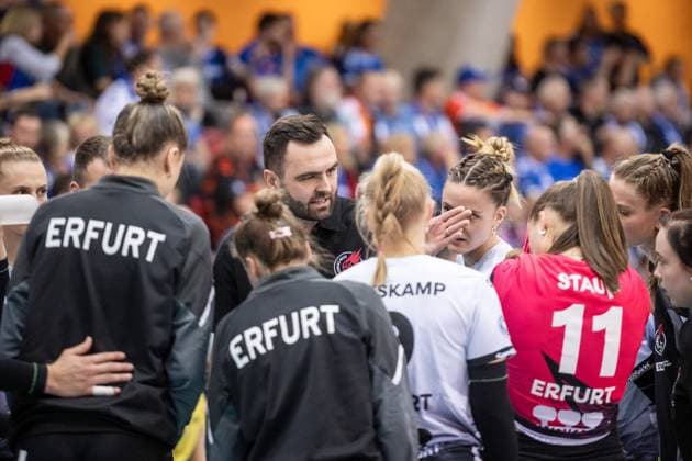 Mateusz Zarczynski (Trainer Schwarz-Weiss Erfurt) - Auszeit, Ansprache an das Team GER, Allianz MTV Stuttgart vs. Schwarz-Weiss Erfurt, Volleyball Bundesliga, VBL, Spielzeit 2024 2025, 28.09.2024 GER, Allianz MTV Stuttgart vs. Schwarz-Weiss Erfurt, Volleyball Bundesliga, VBL, Spielzeit 2024 2025, 28.09.2024 Stuttgart Copyright: xSandyxDinkelackerx EP_SDR