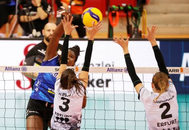 BAU 28.09.2024 Stuttgart Volleyball Supercup Allianz MTV Stuttgart vs. Schwarz-Weiss Erfurt, v.l. Krystal Rivers (Allianz), Ana Krulj (SW), Elizabeth Sandbothe (SW)