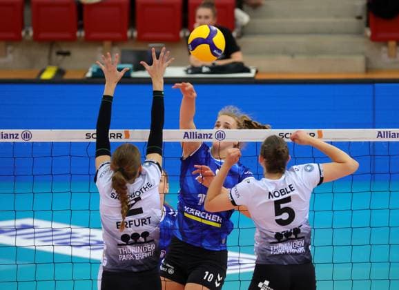 BAU 28.09.2024 Stuttgart Volleyball Supercup Allianz MTV Stuttgart vs. Schwarz-Weiss Erfurt, v.l. Elizabeth Sandbothe (SW), Jolien Knollema (Allianz), Isabella Noble (SW)