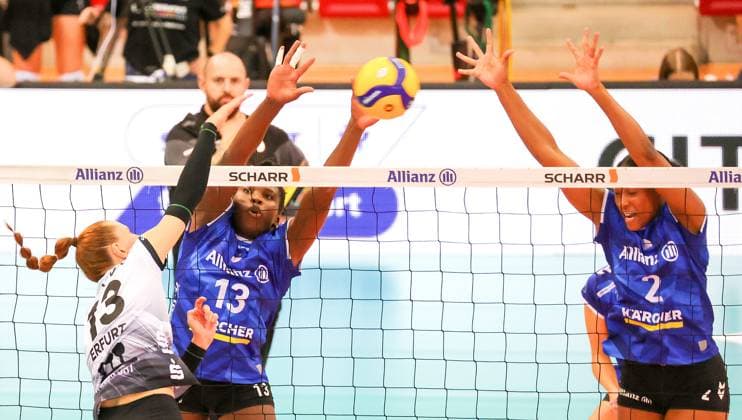 BAU 28.09.2024 Stuttgart Volleyball Supercup Allianz MTV Stuttgart vs. Schwarz-Weiss Erfurt, v.l. Lara Alyssa Kettner (SW), Krystal Rivers (Allianz), Breland Morrissette (Allianz)