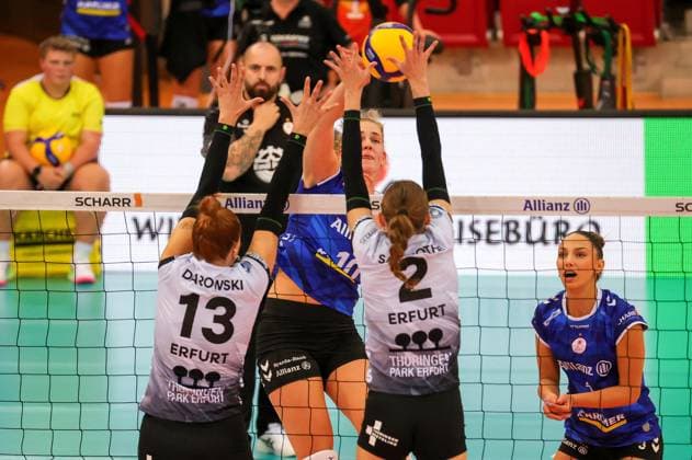 BAU 28.09.2024 Stuttgart Volleyball Supercup Allianz MTV Stuttgart vs. Schwarz-Weiss Erfurt, v.l. Lara Alyssa Darowski (SW), Jolien Knollema (Allianz), Elizabeth Sandbothe (SW)