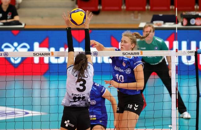 BAU 28.09.2024 Stuttgart Volleyball Supercup Allianz MTV Stuttgart vs. Schwarz-Weiss Erfurt, v.l. Ana Krulj (SW), Jolien Knollema (Allianz)