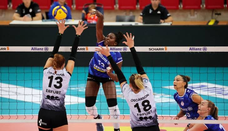 BAU 28.09.2024 Stuttgart Volleyball Supercup Allianz MTV Stuttgart vs. Schwarz-Weiss Erfurt, v.l. Lara Alyssa Kettner (SW), Krystal Rivers (Allianz), Kaylee Oscarson (SW)