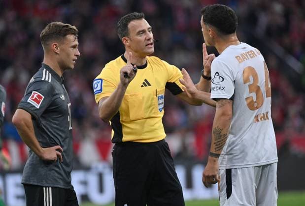 28.09.2024, xjrdrx, Fussball 1.Bundesliga, FC Bayern Muenchen - Bayer 04 Leverkusen emspor, v.l. Joshua Kimmich of Bayern München, Schiedsrichter Felix Zwayer, Granit Xhaka (Bayer Leverkusen) gibt Anweisungen, gestikuliert, mit den Armen gestikulieren gives instructions, gesticulate (DFL DFB REGULATIONS PROHIBIT ANY USE OF PHOTOGRAPHS as IMAGE SEQUENCES and or QUASI-VIDEO) Muenchen *** 28 09 2024, xjrdrx, Fussball 1 Bundesliga, FC Bayern Muenchen Bayer 04 Leverkusen emspor, v l Joshua Kimmich of Bayern München, Schiedsrichter Felix Zwayer, Granit Xhaka Bayer Leverkusen gibt Anweisungen, gestikuliert, mit den Armen gestikulieren gives instructions, gesticulate DFL DFB REGULATIONS PROHIBIT ANY USE OF PHOTOGRAPHS as IMAGE SEQUENCES and or QUASI VIDEO Muenchen
