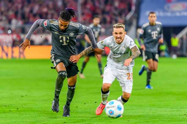 GER, DFB, FC Bayern Muenchen vs. Bayer 04 Leverkusen 28.09.2024, Allianz Arena, Muenchen, GER, DFB, FC Bayern Muenchen vs. Bayer 04 Leverkusen , im Bild Michael Olise (FCB 17) im Zweikampf gegen Alejandro Grimaldo (Leverkusen 20)