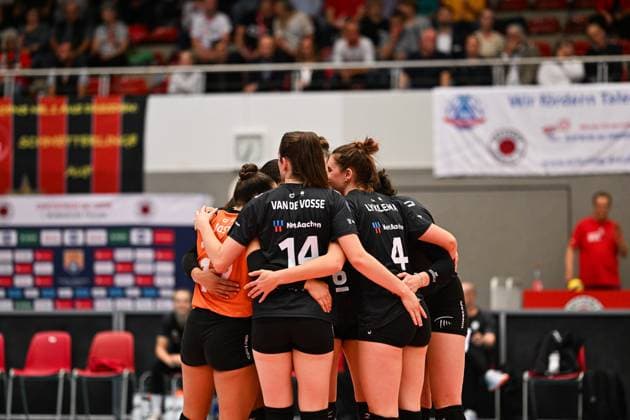 1. Volleyball Bundesliga Frauen, Dresdner SC vs. Ladies in Black Aachen; 28.09.2024 Die Ladies in Black jubeln gemeinsam - 1. Volleyball Bundesliga Frauen, Dresdner SC vs. Ladies in Black Aachen am 28.09.2024 in der Margon Arena Dresden Copyright: xBEAUTIFULxSPORTS Hoepnerx