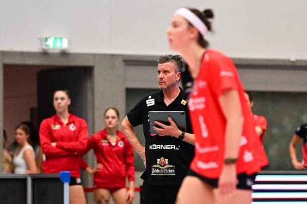 1. Volleyball Bundesliga Frauen, Dresdner SC vs. Ladies in Black Aachen; 28.09.2024 Alexander Waibl (Cheftrainer Dresdner SC) 1. Volleyball Bundesliga Frauen, Dresdner SC vs. Ladies in Black Aachen am 28.09.2024 in der Margon Arena Dresden Copyright: xBEAUTIFULxSPORTS Hoepnerx