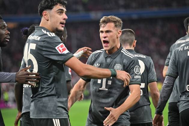 28.09.2024, xjrdrx, Fussball 1.Bundesliga, FC Bayern Muenchen - Bayer 04 Leverkusen emspor, v.l. Aleksandar Pavlovic of Bayern München, Joshua Kimmich of Bayern München celebrate the goal, Der Torjubel zum 1:1 (DFL DFB REGULATIONS PROHIBIT ANY USE OF PHOTOGRAPHS as IMAGE SEQUENCES and or QUASI-VIDEO) Muenchen