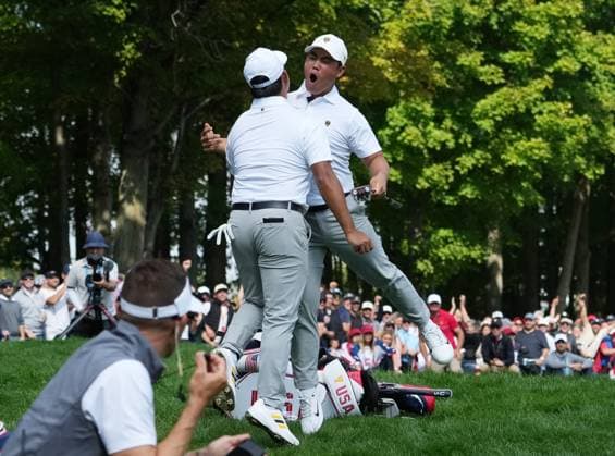 Sport Bilder des Tages September 28, 2024, Montreal, Pq, Canada: International team member Tom Kim of South Korea, right, celebrates with partner Si Woo Kim, of South Korea, after winning the 14th hole during their third round four-ball match at the Presidents Cup golf tournament at Royal Montreal Golf Club in Montreal Saturday, Sept. 28, 2024. Tom Kim, Woo Kim, - ZUMAc35_ 20240928_zaf_c35_065 Copyright: xChristinnexMuschix