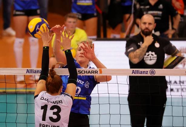 BAU 28.09.2024 Stuttgart Volleyball Supercup Allianz MTV Stuttgart vs. Schwarz-Weiss Erfurt, v.l. Lara Alyssa Darowski (SW), Jolien Knollema (Allianz)