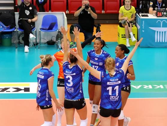 BAU 28.09.2024 Stuttgart Volleyball Supercup Allianz MTV Stuttgart vs. Schwarz-Weiss Erfurt, Jubel (Allianz), mitte Leilani Slacanin (Allianz)