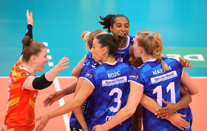 BAU 28.09.2024 Stuttgart Volleyball Supercup Allianz MTV Stuttgart vs. Schwarz-Weiss Erfurt, Jubel (Allianz), mitte Leilani Slacanin (Allianz)