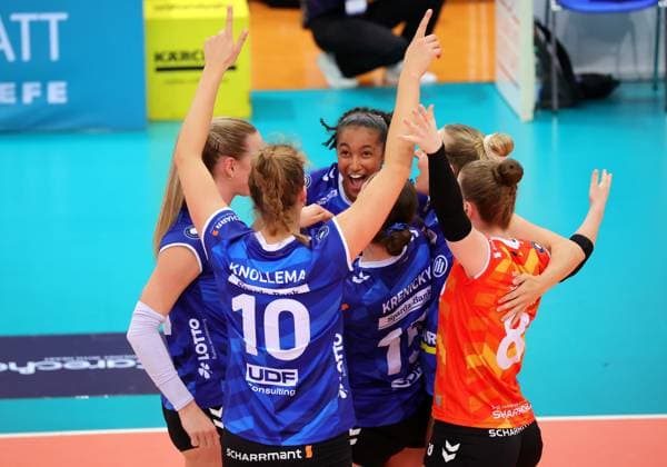 BAU 28.09.2024 Stuttgart Volleyball Supercup Allianz MTV Stuttgart vs. Schwarz-Weiss Erfurt, Jubel (Allianz), mitte Leilani Slacanin (Allianz)