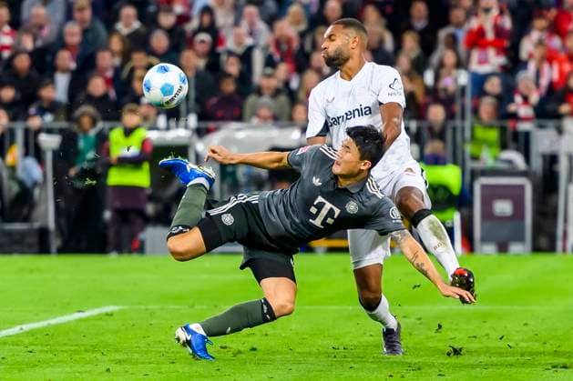 GER, DFB, FC Bayern Muenchen vs. Bayer 04 Leverkusen 28.09.2024, Allianz Arena, Muenchen, GER, DFB, FC Bayern Muenchen vs. Bayer 04 Leverkusen , im Bild Min-jae Kim (FCB 3) im Zweikampf gegen Jonathan Tah (Leverkusen 4)