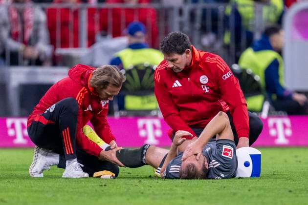 Bilder des Jahres 2024, Sport 09 September Sport Bilder des Tages 28.09.2024: Fußball, 1. Bundesliga: FC Bayern München - Bayer 04 Leverkusen, Saison 2024 2025 in der Allianz-Arena. Münchens Harry Kane wird behandelt. WICHTIGER HINWEIS: Gemäß den Vorgaben der DFL Deutsche Fußball Liga bzw. des DFB Deutscher Fußball-Bund ist es untersagt, in dem Stadion und oder vom Spiel angefertigte Fotoaufnahmen in Form von Sequenzbildern und oder videoähnlichen Fotostrecken zu verwerten bzw. verwerten zu lassen. *** 28 09 2024 Football, 1 Bundesliga FC Bayern Munich Bayer 04 Leverkusen, 2024 2025 season in Munichs Allianz Arena Harry Kane is treated IMPORTANT NOTE In accordance with the regulations of the DFL German Football League and the DFB German Football Association, it is prohibited to exploit or have exploited photographs taken in the stadium and or of the match in the form of sequential images and or video-like photo series Copyright: xDavidxInderliedx