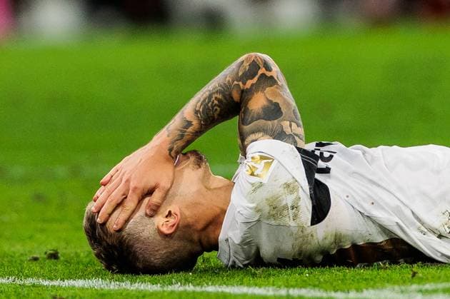 1. Fußball Bundesliga: FC Bayern München - Bayer 04 Leverkusen; 28.09.2024 Alejandro Grimaldo (Bayer 04 Leverkusen, 20) liegt frustriert und mit Händen vor dem Gesicht auf dem Boden 1. Fußball Bundesliga, FC Bayern München - Bayer 04 Leverkusen; München, Allianz Arena am 28.09.2024 DFL REGULATIONS PROHIBIT ANY USE OF PHOTOGRAPHS AS IMAGE SEQUENCES AND OR QUASI-VIDEO. Copyright: xBEAUTIFULxSPORTS Wunderlx