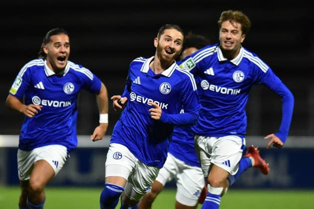 Sport Themen der Woche KW39 Fußball Herren Regionalliga West 9. Spieltag Saison 2024 2025: Schalke 04 U23 - MSV Duisburg am 28.09.2024 im Parkstadion in Gelsenkirchen Torjubel zum 1:0 durch Timothe Rupil ( Schalke 04 U23 ), mitte DFB Regulations prohibit any use of photographs as image sequences and or quasi video. Nordrhein-Westfalen Deutschland *** Soccer Men Regionalliga West 9 Matchday Season 2024 2025 Schalke 04 U23 MSV Duisburg on 28 09 2024 at Parkstadion in Gelsenkirchen Goal celebration to 1 0 by Timothe Rupil Schalke 04 U23 , mitte DFB Regulations prohibit any use of photographs as image sequences and or quasi video Nordrhein Westfalen Germany