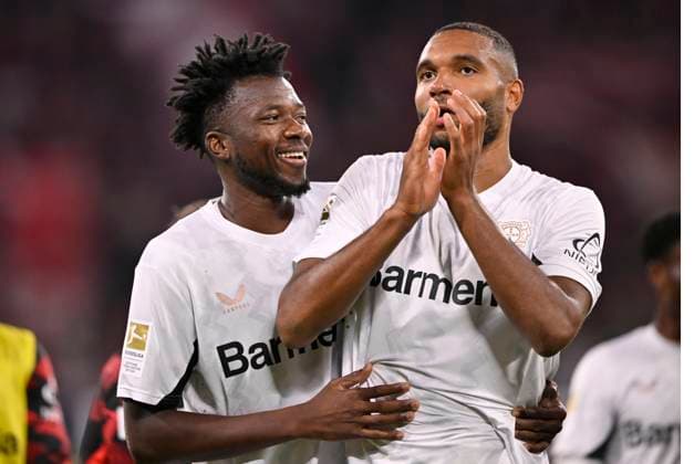 nach Spielende: Spieler bedanken sich bei Fans Jonathan Tah Bayer 04 Leverkusen (04) im Gespraech Diskussion mit Gestik Geste Edmond Tapsoba Bayer 04 Leverkusen (12) FC Bayern Muenchen FCB vs Bayer 04 Leverkusen B04 28.09.2024 DFL REGULATIONS PROHIBIT ANY USE OF PHOTOGRAPHS AS IMAGE SEQUENCES AND OR QUASI-VIDEO FC Bayern Muenchen FCB vs Bayer 04 Leverkusen B04