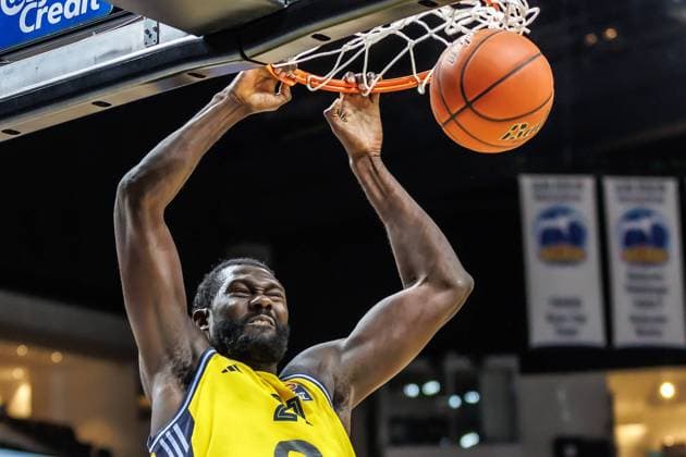 28.09.2024, Berlin, Basketball, 1. Bundesliga, easyCredit BBL, Hauptrunde, 2.Spieltag, Uber Arena: ALBA BERLIN EWE Baskets Oldenburg. Albas Khalifa Koumadje legt einen Ball in den Korb und haengt daran. ALBA BERLIN - EWE Baskets Oldenburg