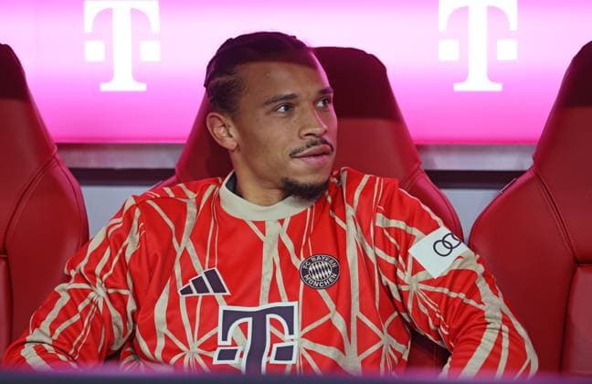 München, Deutschland 28. September 2024: Fussball, Herren, Bundesliga, Saison 2024 2025, FC Bayern München - Bayer 04 Leverkusen, Allianz Arena Leroy Sane (FC Bayern München) auf der Auswechselbank sitzend, Blick nach links DFB, DFL regulations prohibit any use of photographs as image sequences and or quasi-video