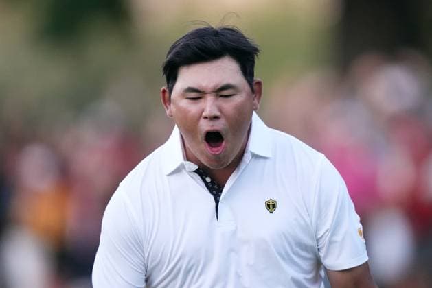 September 28, 2024, Montreal, Pq, Canada: International team member Si Woo Kim of South Korea, celebrates after chipping in to win the 16th hole during their fourth round foursomes match at the Presidents Cup golf tournament at Royal Montreal Golf Club Saturday, September 28, 2024 in Montreal. Si Woo Kim,  - ZUMAc35_ 20240928_zaf_c35_199 Copyright: xNathanxDenettex