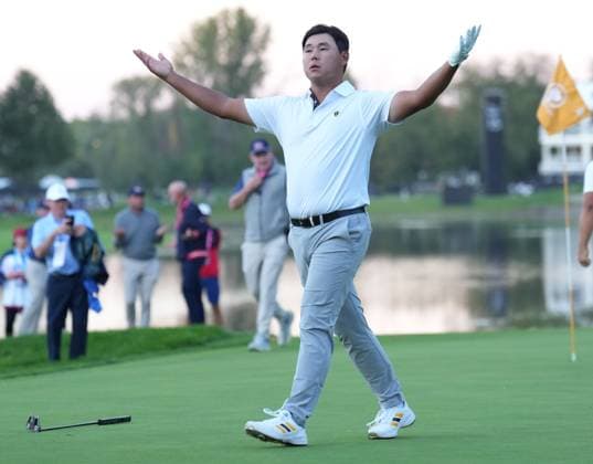 September 28, 2024, Montreal, Pq, Canada: International team member Si Woo Kim of South Korea, celebrates after chipping in on 16th hole during their fourth round foursomes match at the Presidents Cup golf tournament at Royal Montreal Golf Club Saturday, September 28, 2024 in Montreal. Si Woo Kim,  - ZUMAc35_ 20240928_zaf_c35_206 Copyright: xNathanxDenettex