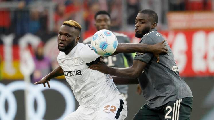 Im Bild: v. l. Victor Boniface (Bayer 04 Leverkusen, 22) und Dayot Upamecano (FC Bayern Muenchen, 2) 28.09.2024, Fussball, Bundesliga, FC Bayern Muenchen - Bayer 04 Leverkusen, GER, Muenchen, Allianz Arena, DFL REGULATIONS PROHIBIT ANY USE OF PHOTOGRAPHS AS IMAGE SEQUENCES AND OR QUASI-VIDEO. Copyright: HMBxMedia xHeikoxBecker