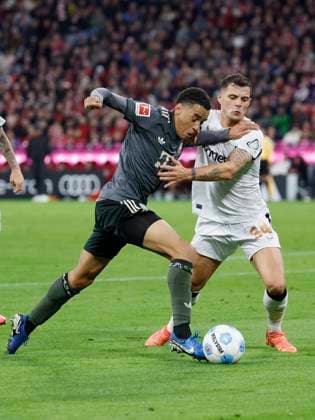 Im Bild: Zweikampf zwischen: Jamal Musiala (FC Bayern Muenchen, 42) und Granit Xhaka (Bayer 04 Leverkusen, 34), 28.09.2024, Fussball, Bundesliga, FC Bayern Muenchen - Bayer 04 Leverkusen, GER, Muenchen, Allianz Arena, DFL REGULATIONS PROHIBIT ANY USE OF PHOTOGRAPHS AS IMAGE SEQUENCES AND OR QUASI-VIDEO. *** In the picture duel between Jamal Musiala FC Bayern Muenchen, 42 and Granit Xhaka Bayer 04 Leverkusen, 34 , 28 09 2024, Football, Bundesliga, FC Bayern Muenchen Bayer 04 Leverkusen, GER, Muenchen, Allianz Arena, DFL REGULATIONS PROHIBIT ANY USE OF PHOTOGRAPHS AS IMAGE SEQUENCES AND OR QUASI VIDEO Copyright: HMBxMedia xHeikoxBecker