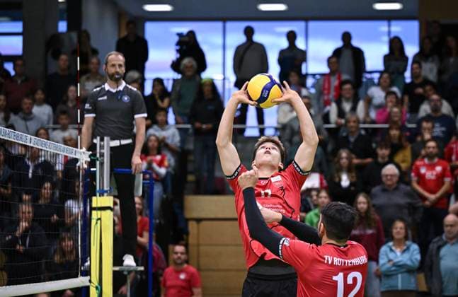 Volleyball 2. Bundesliga Saison 2024 2025 Volksbank Arena 28.09.2024 TV Rottenburg - Dentalservice Gust VC Dresden Aurel Sprenger (li, TV Rottenburg) und Yannick Menke (re, TV Rottenburg)