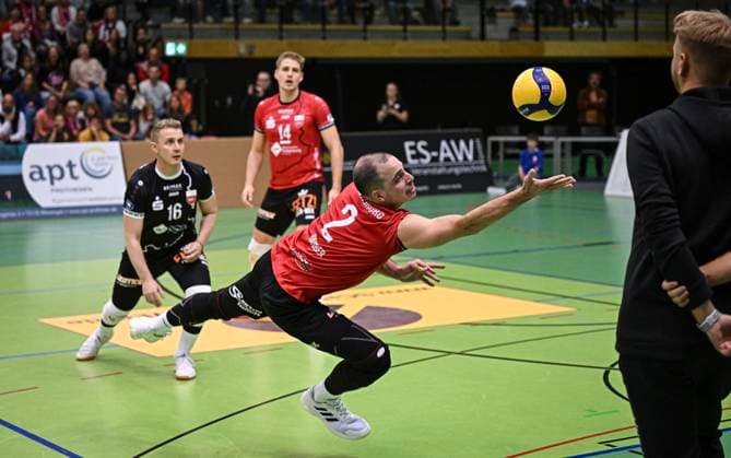 Volleyball 2. Bundesliga Saison 2024 2025 Volksbank Arena 28.09.2024 TV Rottenburg - Dentalservice Gust VC Dresden Moritz Rauber (Mitte, TV Rottenburg) beobachtet von Hannes Elsaesser (li, TV Rottenburg) und Trainer Jan Scheuermann (re, TV Rottenburg)