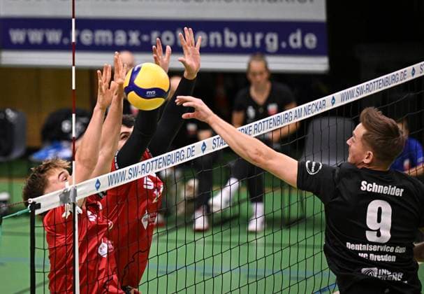 Volleyball 2. Bundesliga Saison 2024 2025 Volksbank Arena 28.09.2024 TV Rottenburg - Dentalservice Gust VC Dresden Aurel Sprenger (li, TV Rottenburg) und Yannick Menke (Mitte, TV Rottenburg) blocken Paul Schneider(Dresden)