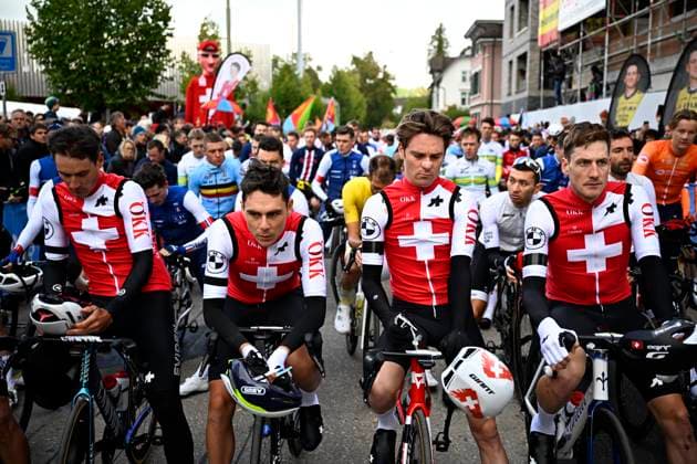 Sport Themen der Woche KW39 The riders of team Switzerland wear a black mourning armband to commemorate their compatriot Muriel Furrer, who died after a crash on Thursday, during a minute of silence at the start of the elite men road race at the 2024 UCI Road and Para-Cycling Road World Championships, Sunday 29 September 2024, in Zurich, Switzerland. The Worlds are taking place from 21 to 29 September. JASPERxJACOBS  x101604780x