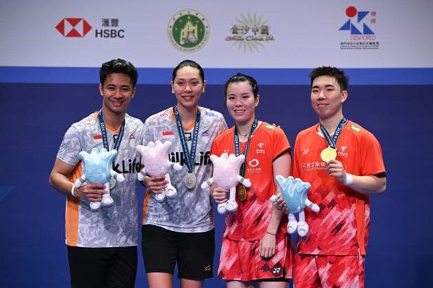 Sport Themen der Woche KW39 (240929) -- MACAO, Sept. 29, 2024 -- Gold medalists Guo Xinwa (1st R) Chen Fanghui (2nd R) of China and silver medalists Dejan Ferdinansyah (1st L) Gloria Emanuelle Widjaja of Indonesia attend the awarding ceremony for the mixed doubles event at Macao Open Badminton 2024 in Macao, south China, Sept. 29, 2024. ) (SP)CHINA-MACAO-BADMINTON-BWF WORLD TOUR-MACAO OPEN-MEN S DOUBLES (CN) CheongxKamxKa 