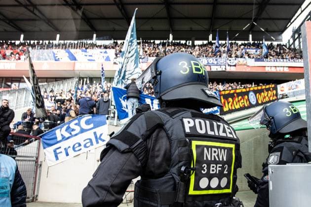 2. Fußball Bundesliga: 1.FC Köln - Karlsruher SC; 29.09.2024 Polizisten stehen vor den Fans von Karlsruher SC. 2. Fußball Bundesliga: 1.FC Köln - Karlsruher SC; Rhein-Energie-Stadion, Köln; 29.09.2024 DFL REGULATIONS PROHIBIT ANY USE OF PHOTOGRAPHS AS IMAGE SEQUENCES AND OR QUASI-VIDEO.