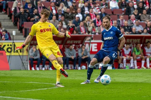 29.09.2024, Fussball: 2. Bundesliga, Saison 2024 2025, 07. Spieltag, 1. FC Koeln vs. Karlsruher SC im RheinEnergieStadion in Köln. Zweikampf zwischen Jonas Urbig (1. FC Koeln, 40) und Budu Zivzivadze (Karlsruher SC, 11). Wichtiger Hinweis: Gemaess den Vorgaben der DFL Deutsche Fussball Liga bzw. des DFB Deutscher Fussball-Bund ist es untersagt, in dem Stadion und oder vom Spiel angefertigte Fotoaufnahmen in Form von Sequenzbildern und oder videoaehnlichen Fotostrecken zu verwerten bzw. verwerten zu lassen. Foto: Kirchner-Media TH