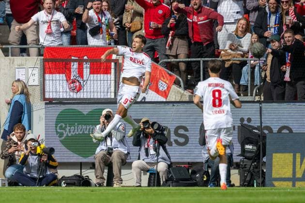 29.09.2024, Fussball: 2. Bundesliga, Saison 2024 2025, 07. Spieltag, 1. FC Koeln vs. Karlsruher SC im RheinEnergieStadion in Köln. Luca Waldschmidt (1. FC Koeln, 09) springt vor Freude ueber sein Tor zum 1:0 in die Luft. Wichtiger Hinweis: Gemaess den Vorgaben der DFL Deutsche Fussball Liga bzw. des DFB Deutscher Fussball-Bund ist es untersagt, in dem Stadion und oder vom Spiel angefertigte Fotoaufnahmen in Form von Sequenzbildern und oder videoaehnlichen Fotostrecken zu verwerten bzw. verwerten zu lassen. Foto: Kirchner-Media TH