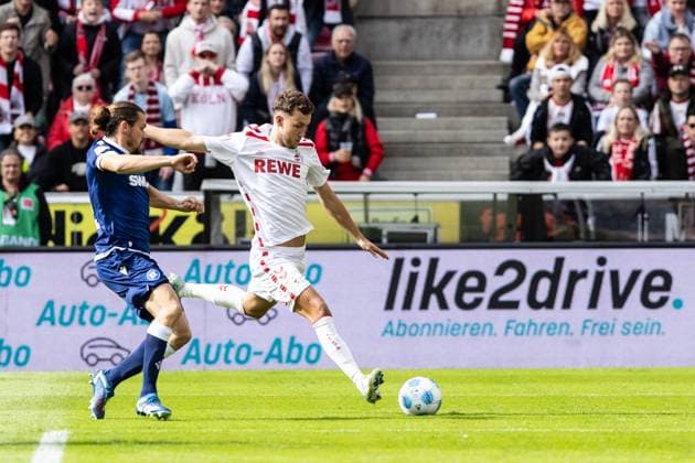 2. Fußball Bundesliga: 1.FC Köln - Karlsruher SC; 29.09.2024 Luca Waldschmidt (1.FC Köln, 9) mit dem Torschuss, 1:0, Sebastian Jung (Karlsruher SC, 2) 2. Fußball Bundesliga: 1.FC Köln - Karlsruher SC; Rhein-Energie-Stadion, Köln; 29.09.2024 DFL REGULATIONS PROHIBIT ANY USE OF PHOTOGRAPHS AS IMAGE SEQUENCES AND OR QUASI-VIDEO.