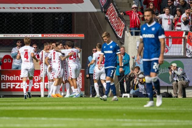 29.09.2024, Fussball: 2. Bundesliga, Saison 2024 2025, 07. Spieltag, 1. FC Koeln vs. Karlsruher SC im RheinEnergieStadion in Köln. Die Koelner Spieler bejubeln das Tor zum 1:0. Wichtiger Hinweis: Gemaess den Vorgaben der DFL Deutsche Fussball Liga bzw. des DFB Deutscher Fussball-Bund ist es untersagt, in dem Stadion und oder vom Spiel angefertigte Fotoaufnahmen in Form von Sequenzbildern und oder videoaehnlichen Fotostrecken zu verwerten bzw. verwerten zu lassen. Foto: Kirchner-Media TH